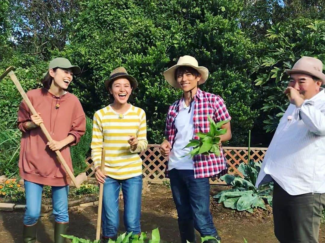 川瀬良子さんのインスタグラム写真 - (川瀬良子Instagram)「『趣味の園芸 やさいの時間』 見て頂いたみなさん。 10年間、本当に！本当に！ ありがとうございました！！！！！！！！！！ ・ 本日の放送をもちまして、 長沢裕ちゃんと一緒に番組卒業となります。 ・ 野菜作りの楽しさ、大変さなどを みなさんと共有できることが本当に嬉しくて、 幸せでした！ ・ やさいの時間のお陰で、 街で声をかけて頂くこともたくさんあって、 井戸端会議の様に 真剣に野菜作りのお悩み相談をし合ったり（笑） ・ 「やさいの時間を見て、川瀬さんを見て 野菜作りを始めました！」という コメントを頂く度に、 涙が出るほど嬉しかったです！ ・ 私はこれからも 大好きな野菜作りを続けていきます！ SNSで、芽が出た喜び、 虫にやられてしまった〜などの悲しみ、 引き続き、共有していきましょうね😊 ・ やさいの時間のお陰で みなさんと繋がることが出来て、 野菜を育てることの楽しさを知れて 毎日が、彩り豊かになりました！ ・ 春になったらタネを撒こう♪ ５月にはまたプランターに苗を植えよう♪ と、生活が潤うんです。 本当に、やさいの時間のお陰です。 ・ １０年間、 ありがとうございました！！！！！！！！！！ ・ 番組はこれからも続きます。 私も、１大ファンとして😆 「やさいの時間」を見て学んで みなさんと一緒に、 野菜作りを楽しんでいきたいと思います♪ ・ アメブロにも、書かせて頂きました。 ぜひ、読んでいただけるとうれしいです。 ・ #趣味の園芸 #やさいの時間 #野菜作り #家庭菜園 #野菜 #畑 #土 #種 #種蒔き #AIGLE #agriculture #vegetable #10年 #感謝 #杉浦太陽 さん #長沢裕 ちゃん #藤田智 先生 #スタッフ のみなさん #視聴者のみなさん  #ありがとうございました」3月29日 17時41分 - kawase_ryoko
