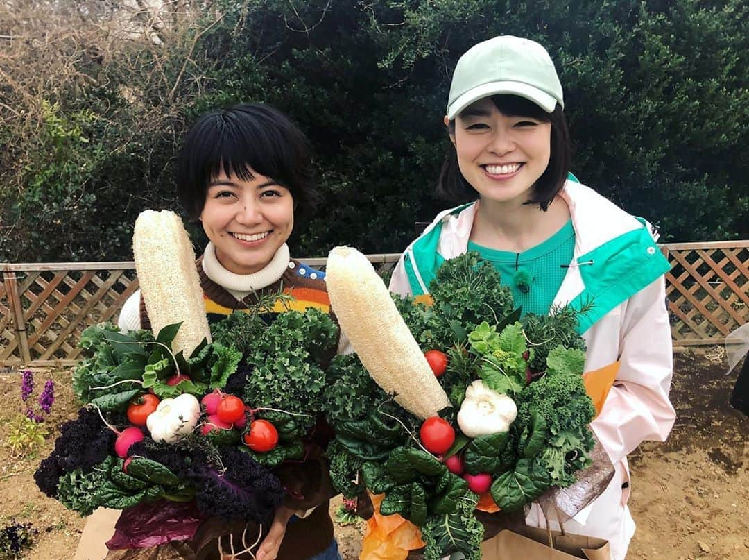 川瀬良子さんのインスタグラム写真 - (川瀬良子Instagram)「『趣味の園芸 やさいの時間』 見て頂いたみなさん。 10年間、本当に！本当に！ ありがとうございました！！！！！！！！！！ ・ 本日の放送をもちまして、 長沢裕ちゃんと一緒に番組卒業となります。 ・ 野菜作りの楽しさ、大変さなどを みなさんと共有できることが本当に嬉しくて、 幸せでした！ ・ やさいの時間のお陰で、 街で声をかけて頂くこともたくさんあって、 井戸端会議の様に 真剣に野菜作りのお悩み相談をし合ったり（笑） ・ 「やさいの時間を見て、川瀬さんを見て 野菜作りを始めました！」という コメントを頂く度に、 涙が出るほど嬉しかったです！ ・ 私はこれからも 大好きな野菜作りを続けていきます！ SNSで、芽が出た喜び、 虫にやられてしまった〜などの悲しみ、 引き続き、共有していきましょうね😊 ・ やさいの時間のお陰で みなさんと繋がることが出来て、 野菜を育てることの楽しさを知れて 毎日が、彩り豊かになりました！ ・ 春になったらタネを撒こう♪ ５月にはまたプランターに苗を植えよう♪ と、生活が潤うんです。 本当に、やさいの時間のお陰です。 ・ １０年間、 ありがとうございました！！！！！！！！！！ ・ 番組はこれからも続きます。 私も、１大ファンとして😆 「やさいの時間」を見て学んで みなさんと一緒に、 野菜作りを楽しんでいきたいと思います♪ ・ アメブロにも、書かせて頂きました。 ぜひ、読んでいただけるとうれしいです。 ・ #趣味の園芸 #やさいの時間 #野菜作り #家庭菜園 #野菜 #畑 #土 #種 #種蒔き #AIGLE #agriculture #vegetable #10年 #感謝 #杉浦太陽 さん #長沢裕 ちゃん #藤田智 先生 #スタッフ のみなさん #視聴者のみなさん  #ありがとうございました」3月29日 17時41分 - kawase_ryoko