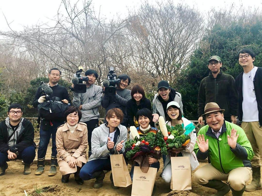 川瀬良子さんのインスタグラム写真 - (川瀬良子Instagram)「『趣味の園芸 やさいの時間』 見て頂いたみなさん。 10年間、本当に！本当に！ ありがとうございました！！！！！！！！！！ ・ 本日の放送をもちまして、 長沢裕ちゃんと一緒に番組卒業となります。 ・ 野菜作りの楽しさ、大変さなどを みなさんと共有できることが本当に嬉しくて、 幸せでした！ ・ やさいの時間のお陰で、 街で声をかけて頂くこともたくさんあって、 井戸端会議の様に 真剣に野菜作りのお悩み相談をし合ったり（笑） ・ 「やさいの時間を見て、川瀬さんを見て 野菜作りを始めました！」という コメントを頂く度に、 涙が出るほど嬉しかったです！ ・ 私はこれからも 大好きな野菜作りを続けていきます！ SNSで、芽が出た喜び、 虫にやられてしまった〜などの悲しみ、 引き続き、共有していきましょうね😊 ・ やさいの時間のお陰で みなさんと繋がることが出来て、 野菜を育てることの楽しさを知れて 毎日が、彩り豊かになりました！ ・ 春になったらタネを撒こう♪ ５月にはまたプランターに苗を植えよう♪ と、生活が潤うんです。 本当に、やさいの時間のお陰です。 ・ １０年間、 ありがとうございました！！！！！！！！！！ ・ 番組はこれからも続きます。 私も、１大ファンとして😆 「やさいの時間」を見て学んで みなさんと一緒に、 野菜作りを楽しんでいきたいと思います♪ ・ アメブロにも、書かせて頂きました。 ぜひ、読んでいただけるとうれしいです。 ・ #趣味の園芸 #やさいの時間 #野菜作り #家庭菜園 #野菜 #畑 #土 #種 #種蒔き #AIGLE #agriculture #vegetable #10年 #感謝 #杉浦太陽 さん #長沢裕 ちゃん #藤田智 先生 #スタッフ のみなさん #視聴者のみなさん  #ありがとうございました」3月29日 17時41分 - kawase_ryoko