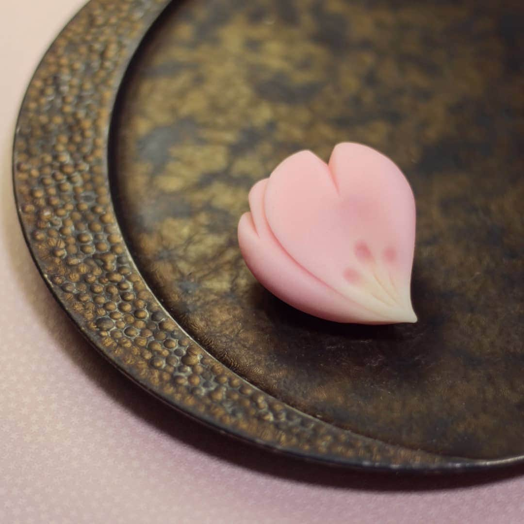 和菓子職人 三納寛之さんのインスタグラム写真 - (和菓子職人 三納寛之Instagram)「『舞桜』  練り切り製 小豆漉し餡  毎年桜の時期は何故か理由なんてないのにウキウキワクワク🎶そんな気分で過ごしておりましたが今年は状況が違いますね。まさかこんな事態になるとは💧 お花見もろくに出来ない状況ですが和菓子で少しでもお花見気分感じていただけたら嬉しいです🌸  ネットでの販売もお陰様で好評で2回とも3分で売り切れでした。早すぎですね💧もっと数作れるよう頑張ります。 次回は4月1日です。 東海テレビさんに取材していただき、ニュースONEという番組で16:50～18:00の間に12分ほど放送していただけます。 その放送終了後に申し込み受け付け開始する予定ですのでまた改めて告知いたします。  ーーーーーーーーーーーーー  #和菓子 #Wagashi #練り切り #上生菓子 #日本 #Japan #Japanesefood #岐阜 #愛知 #🌸#さくら#桜  #花見#抹茶#茶道#自粛#春#主菓子#生菓子#和菓子職人#春#Spring#美味しい#お取り寄せ#和菓子教室#和スイーツ#Japanese」3月29日 17時41分 - wagashi_sanchan