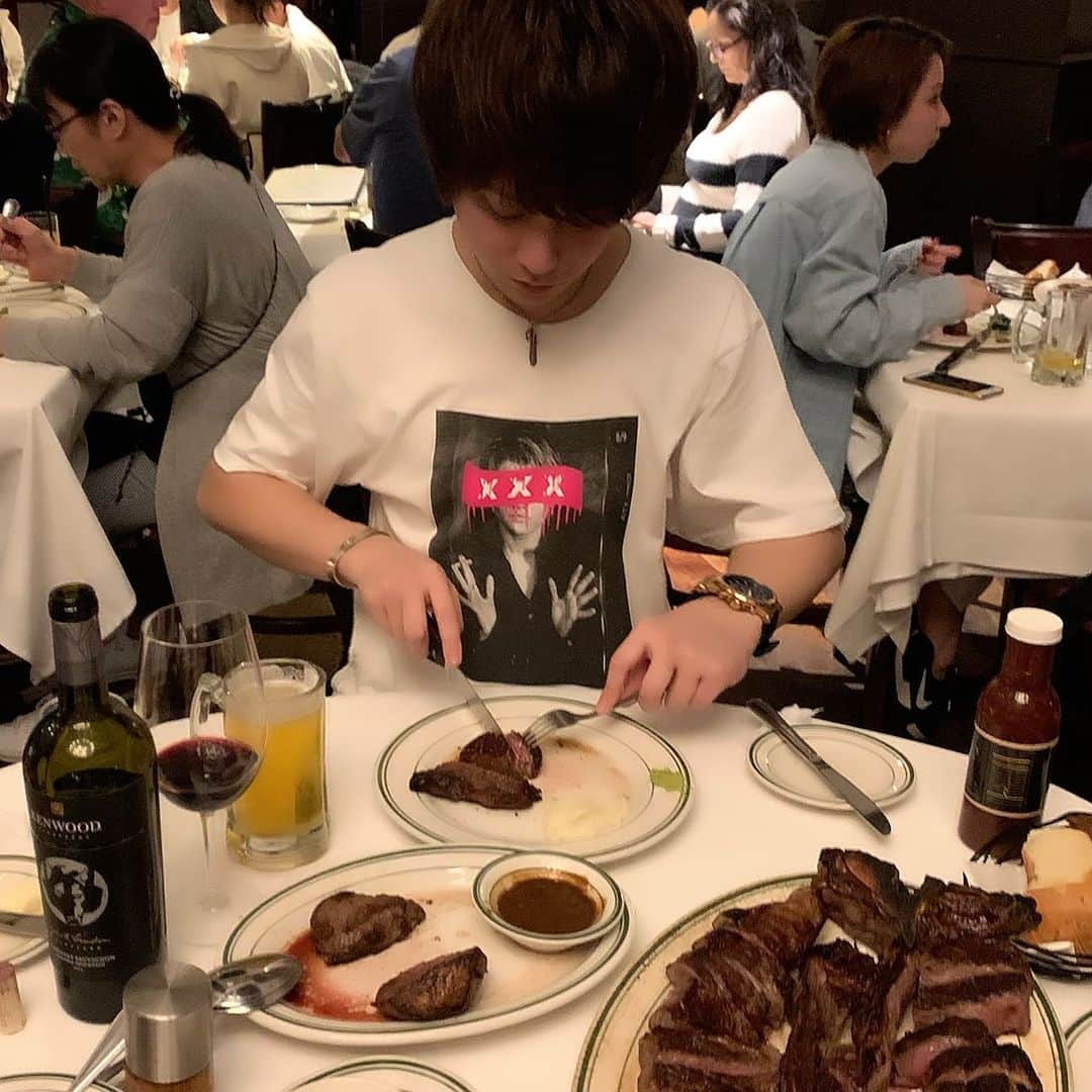 松村淳平のインスタグラム：「ハワイのウルフギャング！！ ずっと行きたくて楽しみにしてたところ！ ステーキでかすぎてやばい🍖 . #ウルフギャング #wolfgang #wolfgangsteakhouse #hawaii #hawaiitrip #godselectionxxx」