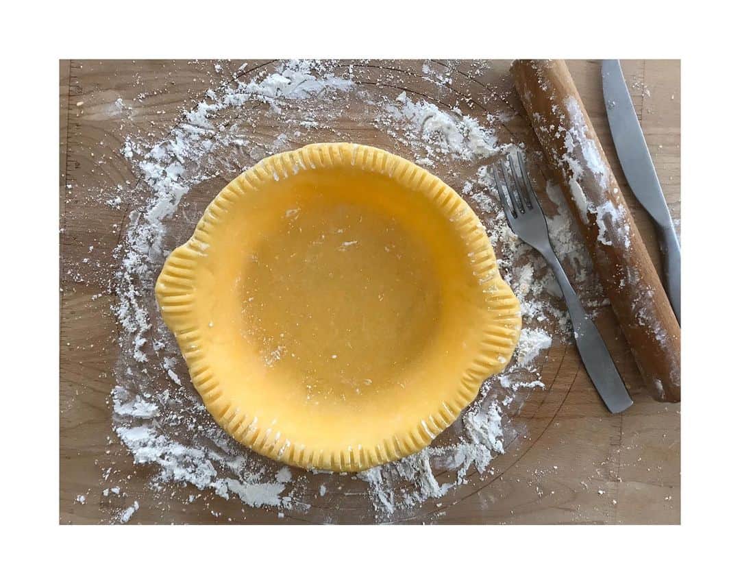 のインスタグラム：「今朝は天然生活web「はなのお菓子」の試作。美味しくできたのでそのままスタジオ収録に持って行きました(๑>◡<๑)家にいる時は、家でしかできないことをコツコツと。こちらのお菓子の公開はもう少し先だけどぜひみなさんにもぜひ作ってみてほしいな(๑･̑◡･̑๑) さて、明日から月曜日。今夜もモリモリ食べて、早く寝ようね。  #はなのお菓子」