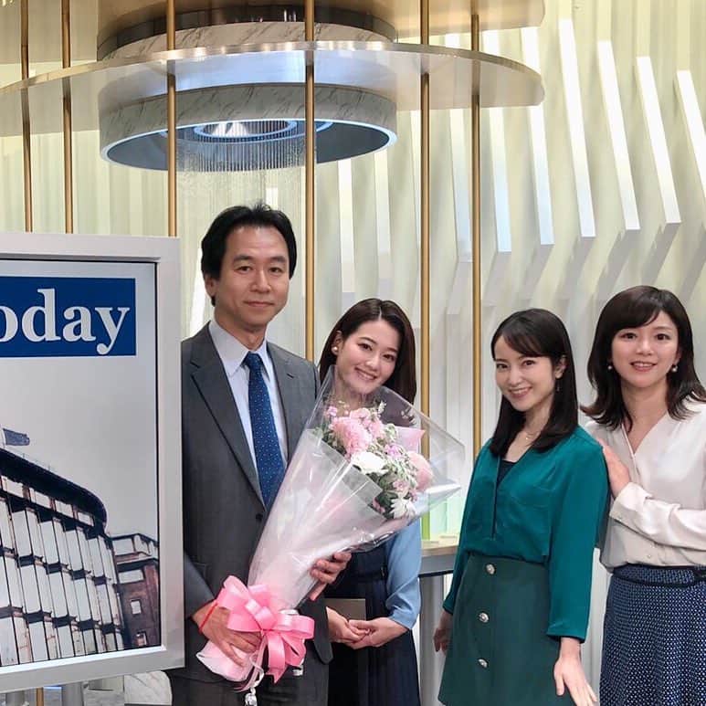天明麻衣子のインスタグラム：「FTTodayのコーナーでお世話になっていた清水さんが、金曜日で卒業されました！  何年も1人だけアメリカ時間で過ごすような生活を続けてこられて、体調管理も大変だったと思います。お酒とサッカーのこととなると生き生きする清水さんが大好きでした💕 これからも日経モーニングプラスFTをよろしくお願いします😉 #清水さん #卒業 #ありがとうございました #日経モーニングプラスft #bsテレ東」