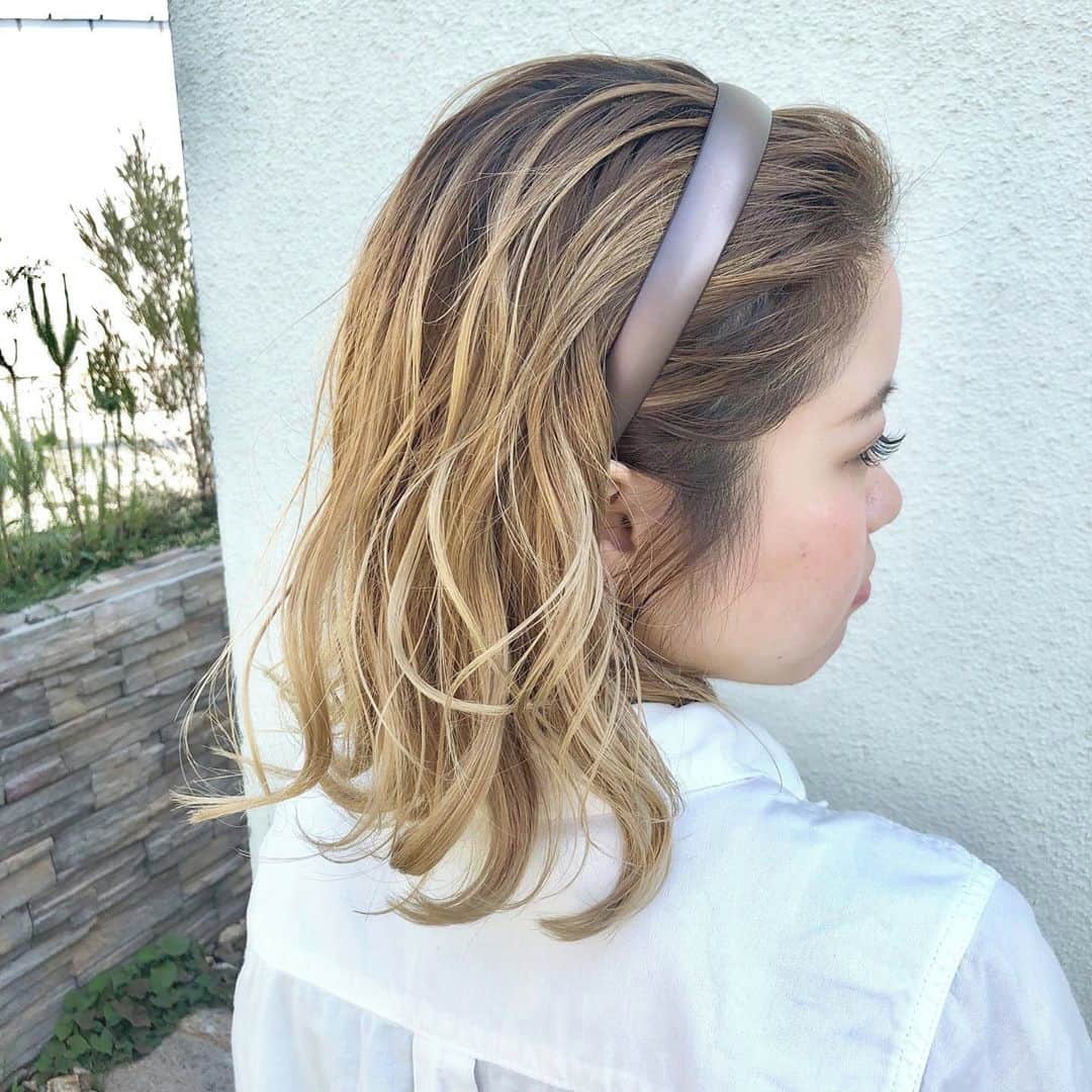 のインスタグラム：「. カチューシャを使ってキュートなでこだしヘアに挑戦してみましょ♡前髪をカチューシャに押えたあとにバランスを見ながら髪を引き出してください。すると、抜け感のあるお洒落な髪型が完成します！人気のカチューシャを使ってヘアアレンジを幅を増やしてみてくださいね。  MERYでは他にも「かわいい」に近づくさまざまな情報を発信しています。 @mery.beauty コスメ・美容に特化した情報をお届け♡ @mery_spot 話題のカフェやお出かけスポットをご紹介！ こちらもぜひチェックしてみてください！ . . photo by @ann__rico @remi.tmng @ymtmio . #MERY #regram ##instagood #instagenic#instalike #photogenic #instahair #hair #hairarrange #longhair #shorthair #headband #headbandarrange #アレンジヘア #ヘアアレンジプロセス #ロングヘアアレンジ #ショートヘアアレンジ #前髪アレンジ #前髪なし #カチューシャヘア #カチューシャ #でこだし女子 #ヘアアレンジ動画 #カチューシャアレンジ #ヘアアレンジ #お洒落 #お洒落さんと繋がりたい #MERY女子 #メリー」