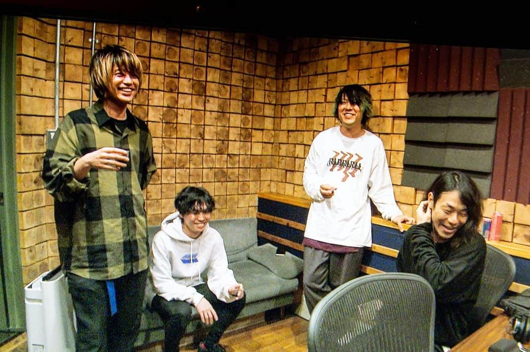 久野洋平のインスタグラム：「地獄のレコーディング生配信のおもひで  photo by @takeshiyao  #cinemastaff #recording #youtube #フォトバイヤオタケシ #フォトオブヤオタケシ #おもひでぽろぽろ」