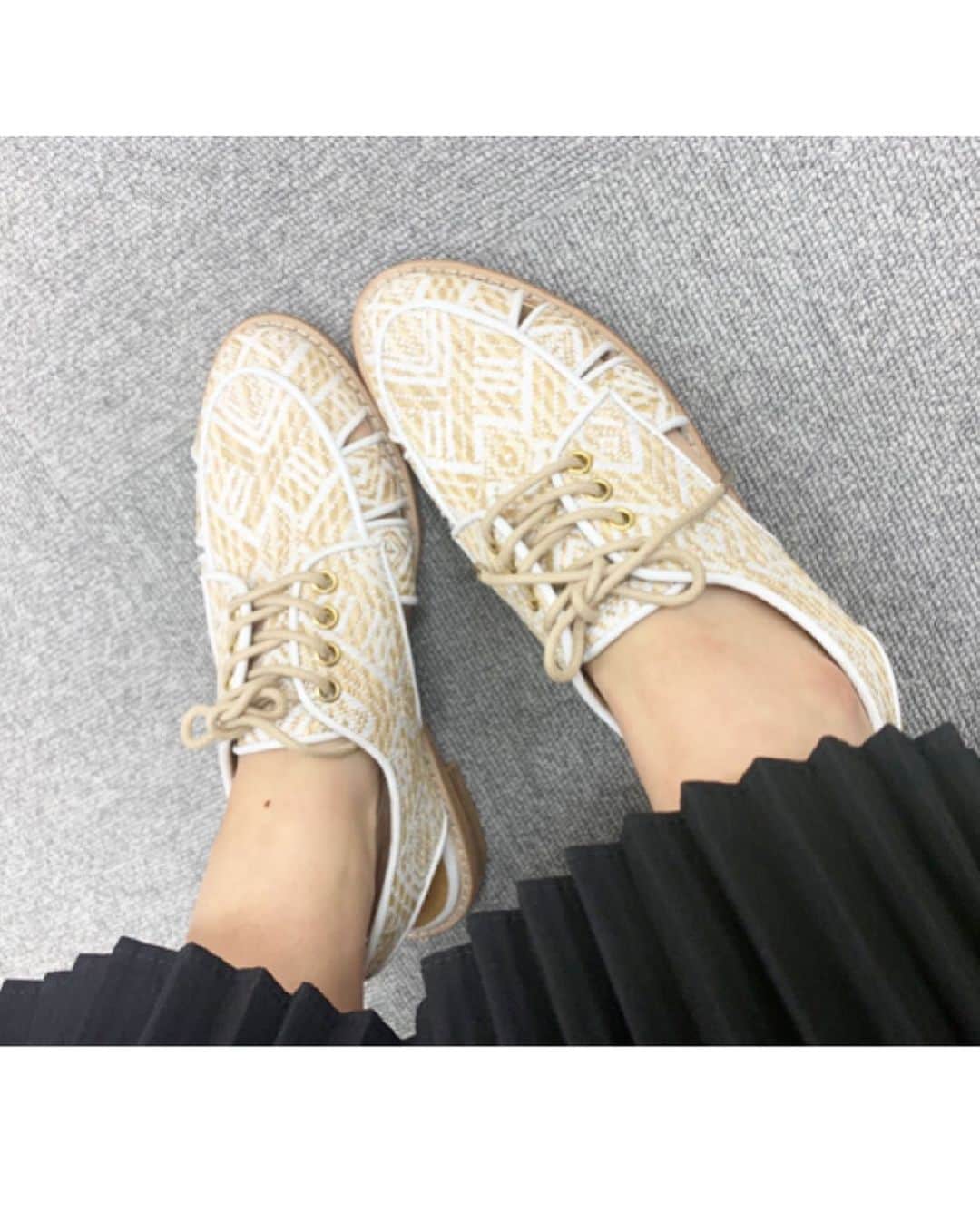 逢田梨香子さんのインスタグラム写真 - (逢田梨香子Instagram)「こないだの生配信の👗 スカートは合わせやすくてヘビロテしてます。トップスも春らしくてお気に入り🍇 靴は渋谷PARCOで一目惚れして買ったやつ。もう少し暖かくなったら履きます👠 . . . tops#sisterjane  skirt#ghospell shoes#ftroupe」3月29日 17時56分 - aida_rikako_