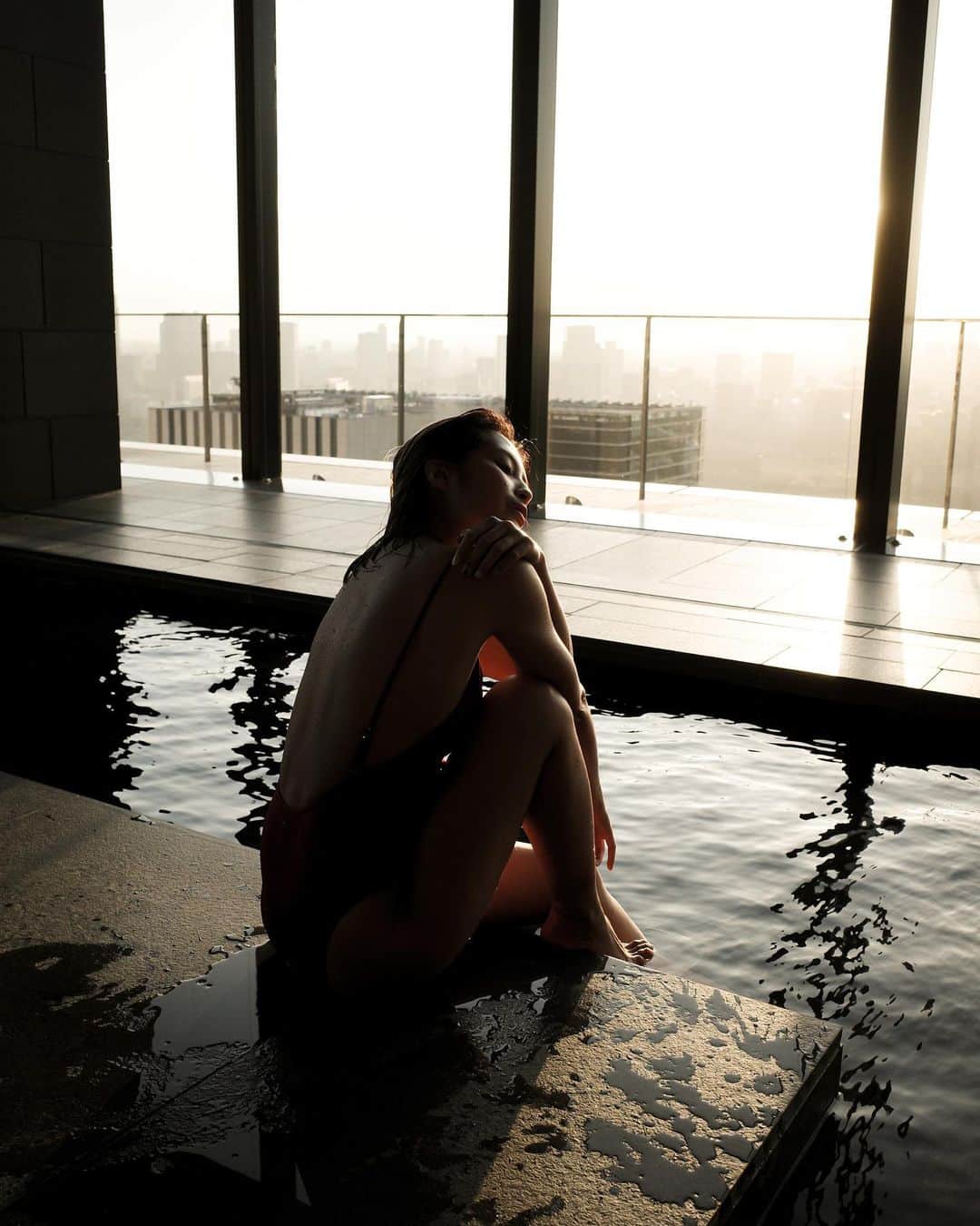 島野ミキさんのインスタグラム写真 - (島野ミキInstagram)「・ ・ 📍 @aman_tokyo  amanのプールが最高すぎる。 サンセットの時間帯がおすすめ❤︎ ・ Swimsuit… @libjoie ・ ・ #Swimsuit#aman#Hotel#amantokyo#ホテル#水着#アマン東京#sunset#夕日#夕暮れ時#夕暮れの空#Bikini#libjoie#amanresort#アマン#5star#5starhotel#5つ星ホテル#ホテル#hotel#travel#traveler#旅行#国内旅行#日本#Japan#東京#Tokyo#ラグジュアリー#luxurylifestyle#lifestyle」3月29日 18時09分 - miki_shimano