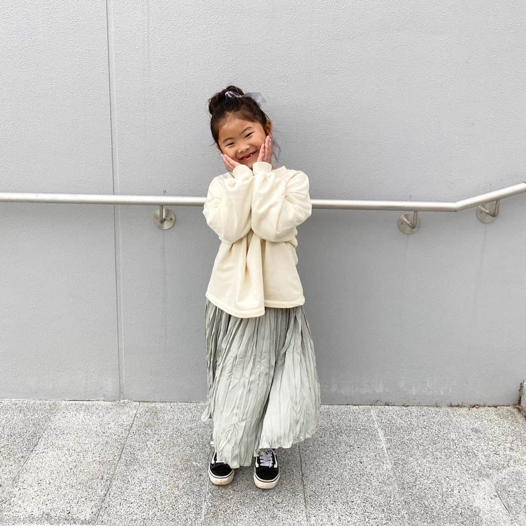 manamisotayutaさんのインスタグラム写真 - (manamisotayutaInstagram)「今日の雪はほんとびっくりした💦 うちの方は5㎝くらい積もったよ🤣 こどもたち雪だるま作って楽しそうだったなぁ♪ ・ ・ #親子コーデ　 プリーツスカートリンク💚💛 ・ mama skirt @uniqlo  @uniqlo_ginza  #シフォンプリーツロングスカート  新色のイエロー💛 鮮やかなイエローかわいいなぁ💛 ・ ・ tops/bag @linom_official  シンプルなホワイトスウェット使える♪ バケツバッグも1年中使える🤎 完売中だけど、再販できたらいいなぁ♡ ・ ・ #ダッドスニーカー　 #アディダスファルコン ・ ・ kids skirt @urbancherry_  #urbancherry  ミントグリーンとシワ加工プリーツかわいすぎる💚 ・ tops @gu_for_all_  @gu_global  #guコーデ ＊ ＊ ＊ #プリーツスカート#イエローコーデ #ミントグリーン#ユニクロコーデ#ユニクロスカート族  #gu#gu_for_all#gumania#プチプラコーデ #ビッグカラーブラウス  #リンクコーデ#双子コーデ#シミラールック#春コーデ#春服コーデ  #ママコーデ#アラフォーコーデ #キッズコーデ#おだんごヘア  #locari#mamagirl#ponte_fashion」3月29日 18時03分 - manamisotayuta