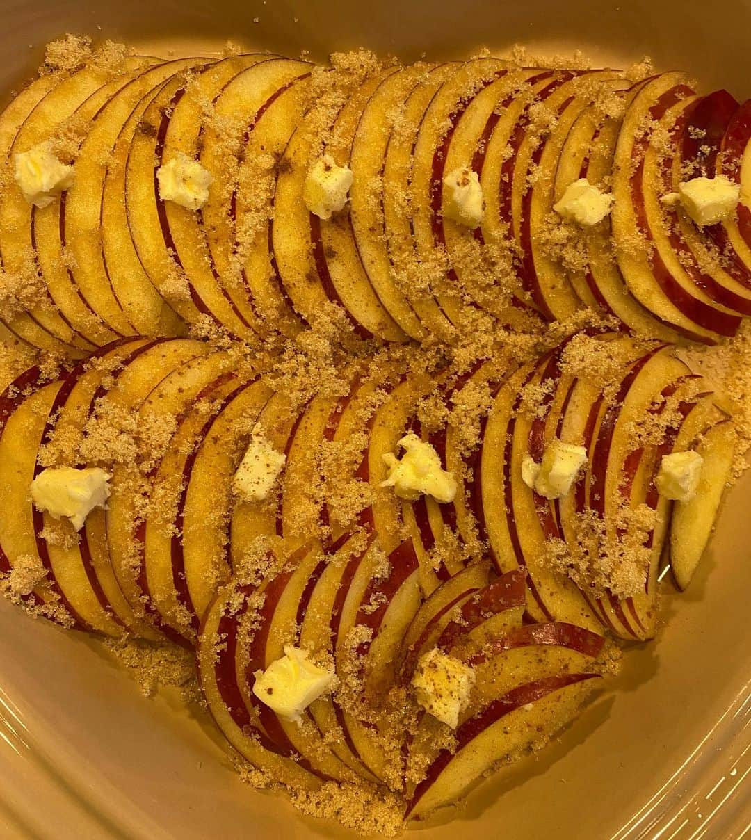 山賀琴子さんのインスタグラム写真 - (山賀琴子Instagram)「今日は久しぶりにタルトを作ってみた🥧﻿ 生地から作ったアップルタルト🍎﻿ ﻿ 薔薇にするのが意外と難しかった😂﻿ お家にいる時間が増えるから﻿ 料理とお菓子作りを沢山できる👍🏻﻿ ﻿ #stayhome#cooking#appletart #applepie﻿ #アップルタルト#おうち時間 ﻿」3月29日 18時03分 - kotokoyamaga