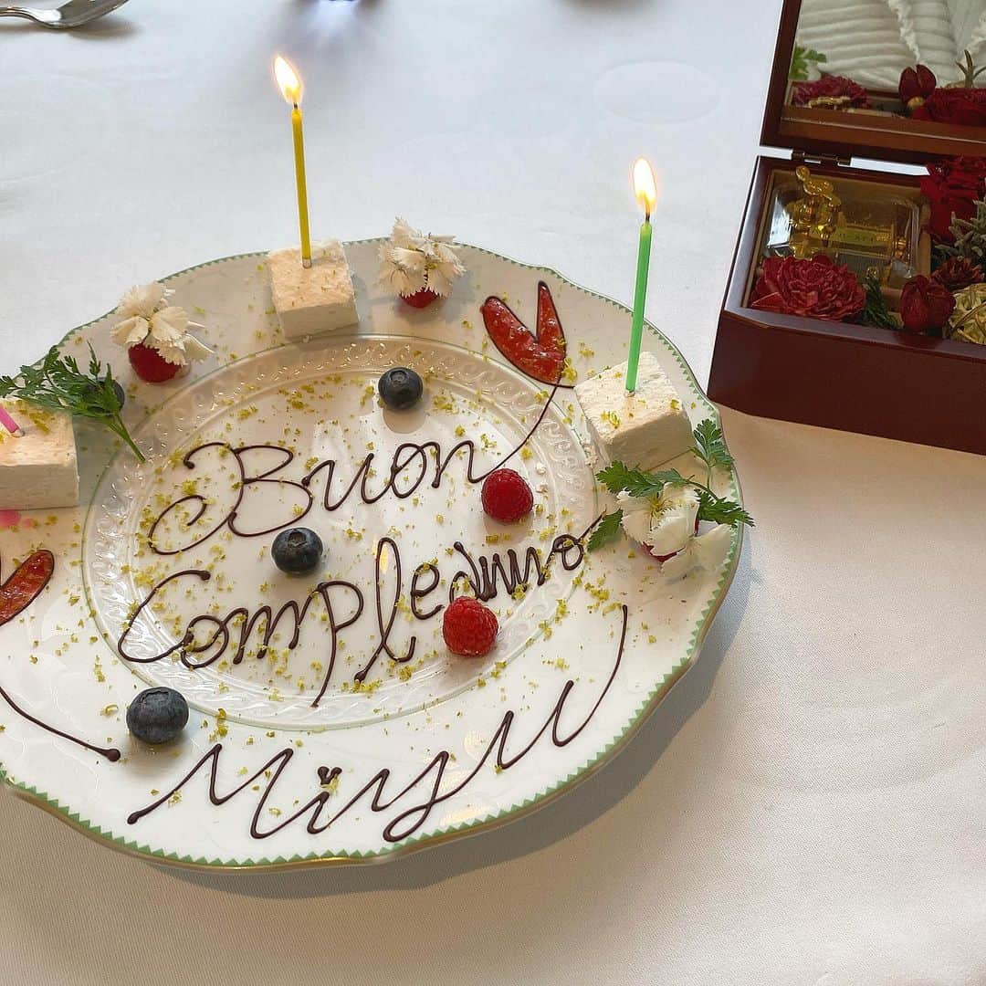 miyuのインスタグラム：「Buon compleanno 🍰🎂🌹」