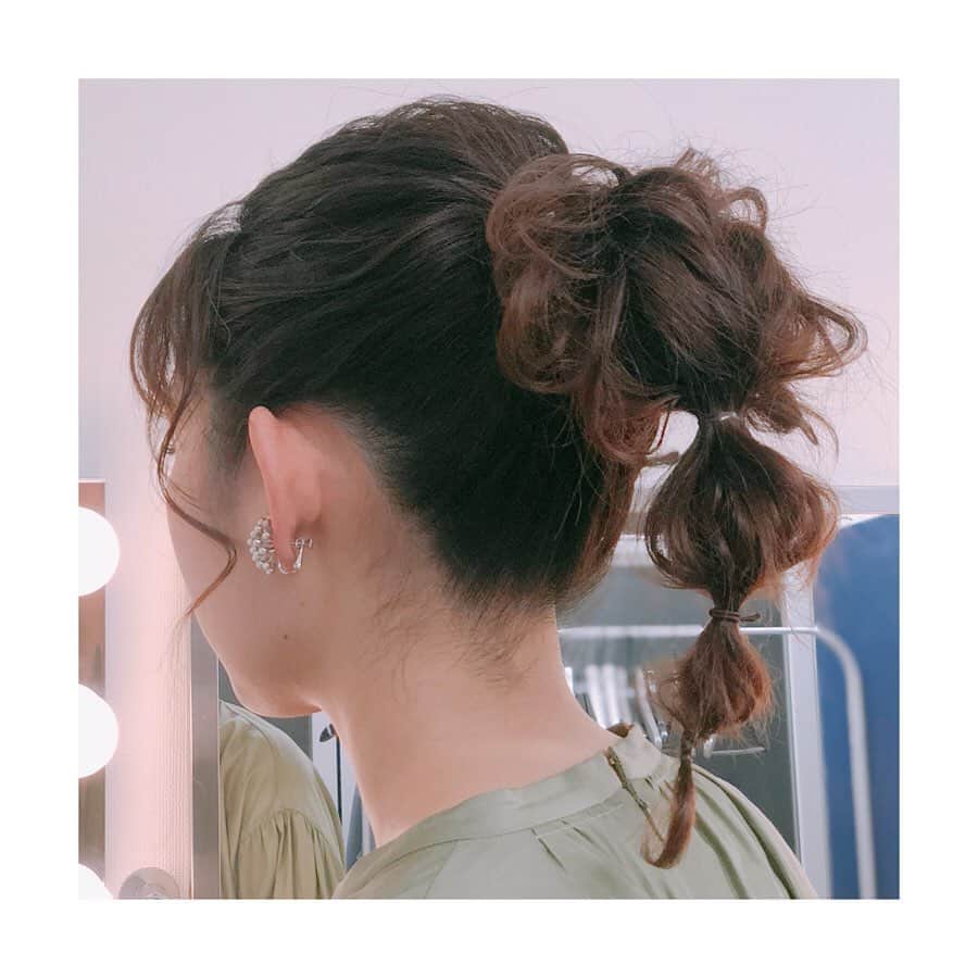 佐々木瞳さんのインスタグラム写真 - (佐々木瞳Instagram)「【3/28 ヘアアレンジ💇‍♀️】 ・ いつも可愛く仕上げて頂いているヘアですが 今回のは、個人的にどストライクでした😂💖 ・ ウェーブ（もしくは三つ編みしてほどいた髪）を結わいて、 ポニーテールした髪を一定の間隔をあけてゴムでとめていきます🌸 そして、とめた髪を程よく引っ張って、フワリとさせたら出来上がり💕 春のコーデにもぴったりです😘 #アレンジヘア #ヘアスタイル #テレビ用ヘアメイク #編み込みアレンジ #編み込みアレンジヘア #ヒットナビ #福島放送 #佐々木瞳 #佐々木瞳アナウンサー」3月29日 18時07分 - hitomihappygirl1026