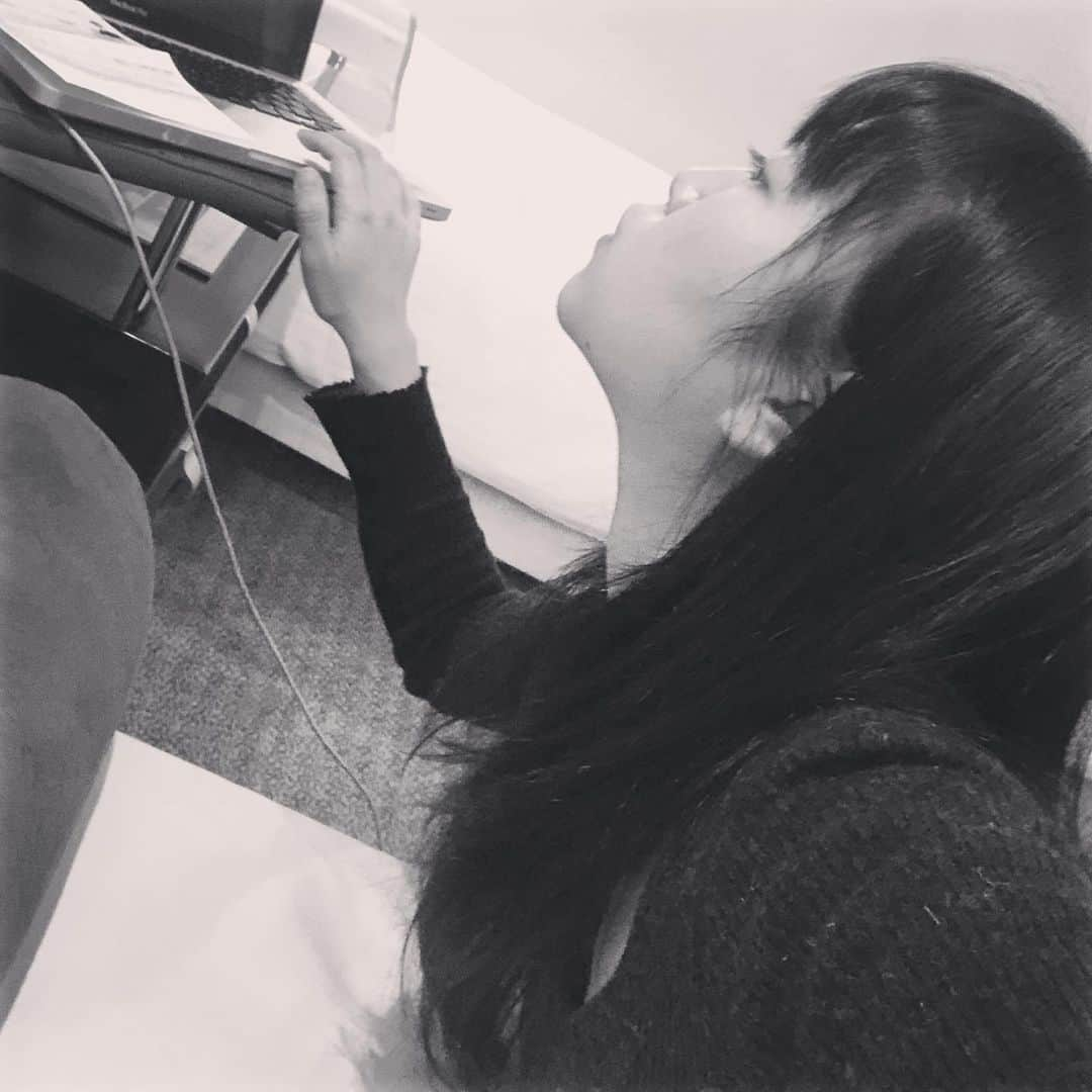 佐々木心音さんのインスタグラム写真 - (佐々木心音Instagram)「明日のために、 ホテルに引きこもる。 PCだけが遊び相手だ。 今日は早く寝ようっと。 . I shut myself in at hotel. Only my computer is my friend today. I have work tomorrow. . . #hotel #pc #myfriend #today #tomorrowjob #monochrome #instagram #japanesegirl #actress #singersongwriter #model #kokonesasaki  #今日はホテル暮らし #明日の仕事のために #パソコンだけがパートナー #早く寝よう #意外と楽しい #自粛 #モノクロ #明日がんばる #佐々木心音」3月29日 18時07分 - sasakikokone