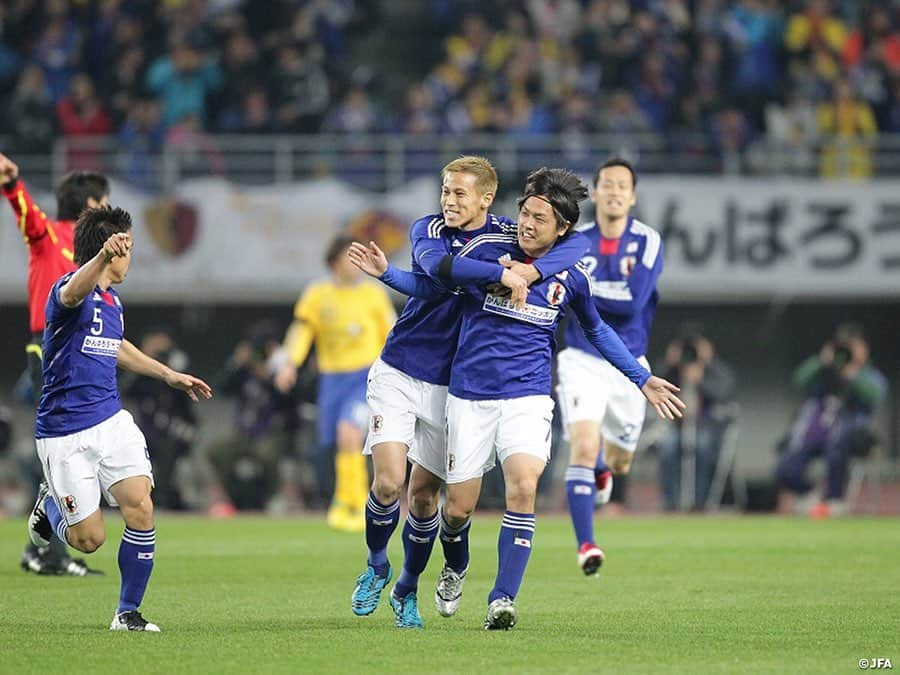 日本サッカー協会さんのインスタグラム写真 - (日本サッカー協会Instagram)「【#OnThisDay】2011.3.29🔙 ・ 東北地方太平洋沖地震復興支援チャリティーマッチ がんばろうニッポン！ SAMURAI BLUE 2-1 Jリーグ TEAM AS ONE 📍大阪長居スタジアム ⚽遠藤保仁 岡崎慎司 ⚽三浦知良 ・ 東日本大震災の復興支援活動として、JFAとJリーグはチャリティーマッチを開催。ザッケローニ、ストイコビッチ がそれぞれの監督を務めた。試合では当時44歳の三浦知良が見事にゴールを決めた。 ・ #SAMURAIBLUE GK #川島永嗣 #西川周作 #東口順昭 DF #伊野波雅彦 #岩政大樹 #槙野智章 #長友佑都 #内田篤人 #森脇良太 #今野泰幸 #吉田麻也 #栗原勇蔵 MF #遠藤保仁 #細貝萌 #柏木陽介 #長谷部誠 #阿部勇樹 #本田拓也 FW #松井大輔 #岡崎慎司 #家長昭博 #前田遼一 #藤本淳吾 #本田圭佑 #李忠成 #乾貴士 ・ #jfa #jleague」3月29日 9時30分 - japanfootballassociation