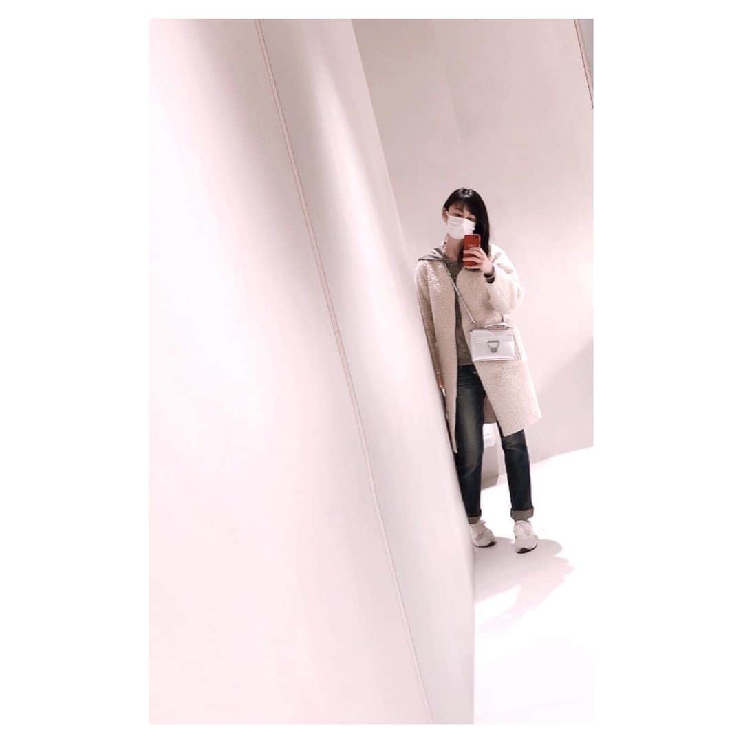 理絵さんのインスタグラム写真 - (理絵Instagram)「マンション内にあるコンビニと地下のゴミ置き場に行くだけなのに寒い🥶です  昨日との温度差にまた👣しもやけが復活しそうでドキドキしています  みなさんも寒さで体調を崩さぬよう気をつけてお過ごしくださいね  #snow #雪 #눈 #neve #model #actress #모델 #여배우 #tokyo #japan」3月29日 9時35分 - ____rie____