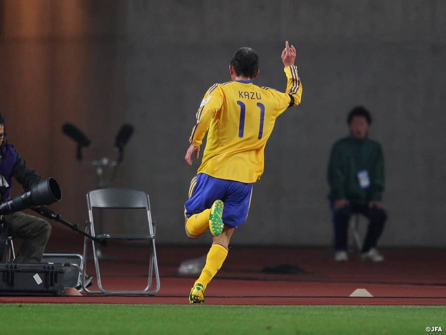 日本サッカー協会さんのインスタグラム写真 - (日本サッカー協会Instagram)「【#OnThisDay】2011.3.29🔙 ・ 東北地方太平洋沖地震復興支援チャリティーマッチ がんばろうニッポン！ #SAMURAIBLUE 2-1 Jリーグ TEAM AS ONE 📍大阪長居スタジアム ⚽遠藤保仁 岡崎慎司 ⚽三浦知良 ・ 東日本大震災の復興支援活動として、JFAとJリーグはチャリティーマッチを開催。#ザッケローニ #ストイコビッチ がそれぞれの監督を務めた。試合では当時44歳の#三浦知良 が見事にゴールを決めた。 ・ Jリーグ TEAM AS ONE GK #楢崎正剛 #川口能活 DF #茂庭照幸 #田中マルクス闘莉王 #新井場徹 #小宮山尊信 #中澤佑二 MF #駒野友一 #関口訓充 #梁勇基 #中村憲剛 #小野伸二 #中村俊輔 #小笠原満男 FW #佐藤寿人 #三浦知良 #大久保嘉人 #平井将生 #ハーフナーマイク #原口元気 ・ #jfa #Jleague #daihyo」3月29日 9時36分 - japanfootballassociation