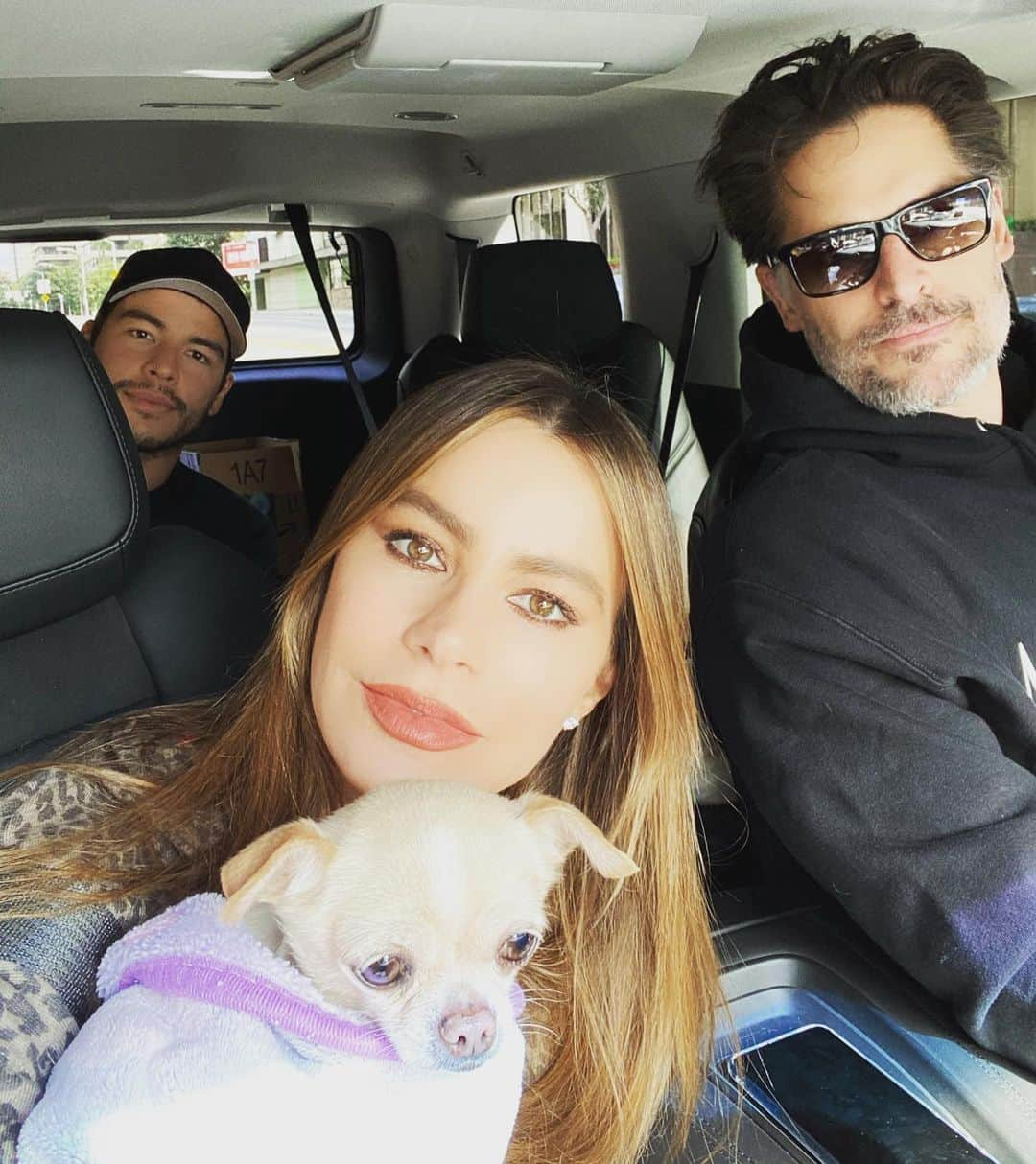 ソフィア・ベルガラさんのインスタグラム写真 - (ソフィア・ベルガラInstagram)「First family outing in 2 weeks❤️❤️ #carride #stayhome 🏠」3月29日 9時48分 - sofiavergara