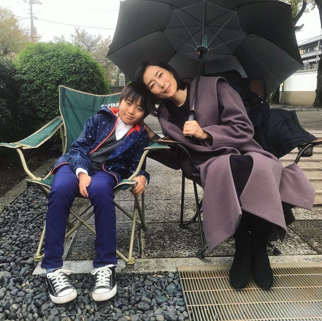 髙橋來さんのインスタグラム写真 - (髙橋來Instagram)「✳︎ お母さん(木村多江さん)です。 お医者さんのお母さん、 実はすごく強いです！！ ・ 英語のこと、 アクションのお稽古が大変なこと、 いろいろとお話ししました☺︎ 久しぶりに会えて 嬉しかったです！ ・ ＊ 【あまんじゃく】 《元外科医の殺し屋　最後の戦い》 は、明日 3/30(月)21:00〜放送です！ ・ ・ 前回の 《元外科医の殺し屋が医療の闇に挑む》 明日3/30(月) 13:15〜15:40 再放送👨🏻‍⚕️ こちらも ぜひみて下さいね！！ ・ ✳︎ #木村多江 さん #あまんじゃく  #髙橋來」3月29日 9時59分 - rye.takahashi