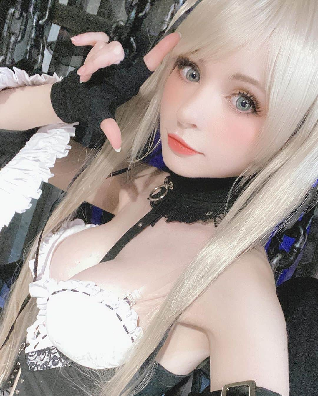 ソフィーさんのインスタグラム写真 - (ソフィーInstagram)「It’s snowing today~ ❄️」3月29日 10時09分 - peachmilky_