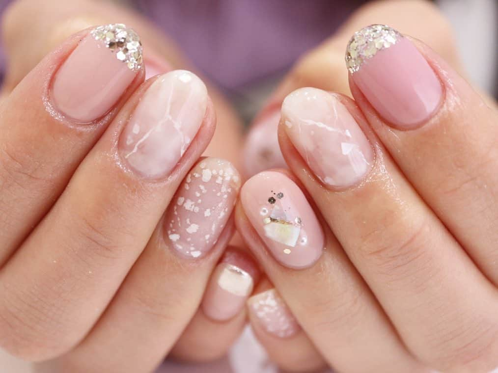 石倉侑芽さんのインスタグラム写真 - (石倉侑芽Instagram)「かなさんネイル💅💓 @joliessenail  今回は思いっきり春🌸 ピンク×シルバーの大好きな組合せ♡ 親指はお花でめっちゃ可愛いの☺️ . ネイル行ったついでに、新しく始まった @marubeni.yomisedori のワークショップを受けてきた💘 . ハーバリウムボールペンの体験をしたよ✨ 好きなお花を選んで、好きなように詰めていくの🌸 我ながら可愛くできたと大満足🤤💕 1回の体験で、２本作れます！ 芯は替えられるからずっと使える🌟 . ボールペンの他にも、時計とかバングルも♡ ネイルの前後にも◎やし、 お友達と一緒に来ても良さそう☺️💕 かなさんのネイルサロンで受けられます🌸 . 気になる方はどちらかにDMしてみてね♡ . #ネイル#春ネイル#ゆめちんネイル#ピンクネイル#ミラーネイル#ハーバリウムボールペン#ハーバリウム#ワークショップ#手作り体験#ハンドメイド」3月29日 10時10分 - yume8115