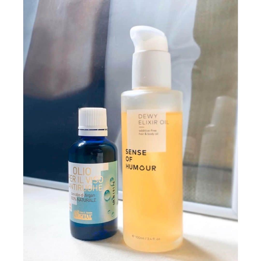 佐川理佳のインスタグラム：「self care💙 @argital_japan アンチWフェイスオイル 化粧水→オイル→化粧水→美容液→クリームの順番で。 サンダルウッドのやさしい香りに本当に癒されます。 ツヤ&ハリ感up。  @senseofhumour_official デューイエリクシアオイル ヘアとボディ両方に使えるので全身の保湿に。 マンダリンやピンクロータスなどのセンシュアルな香りが好きです。メンズにもおすすめ。」