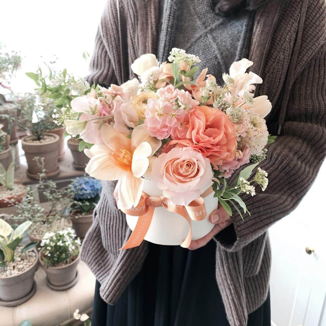 Florist.janeさんのインスタグラム写真 - (Florist.janeInstagram)「기초 A클래스 작품 🧡 #플라워박스 #블스박스 🧡 . . . . . . . . . ☝🏻플라워레슨에 대한 자세한 정보는 프로필 상단에 있는 블로그  참고 후 문의주세요 💕 ✌🏻해당 작품 주문/클래스문의 - janejoung310 카카오톡 (레슨중에는 전화 상담이 어렵습니다. 카카오톡 주시면 빠르게 상담 도와드리겠습니다) . 👌🏻상품 문의시 원하시는 작품 캡쳐후 문의주시면 빠르게 답변도와드리겠습니다💕 . . . . . . . .  #블루밍스완 #꽃 #꽃스타그램 #플로리스트 #꽃학원 #플라워레슨 #일상 #데일리스타그램 #여자친구선물 #선물추천 #결혼기념일 #선물 #연예인서포트 #학원 #취미 #생일선물 #꽃선물 #꽃배달 #flowers #florist #daily #꽃집창업 #학동역꽃집 #논현동꽃집 #강남꽃집 #강남꽃배달 #연예인꽃선물 #선물스타그램」3月29日 10時14分 - jane.florist