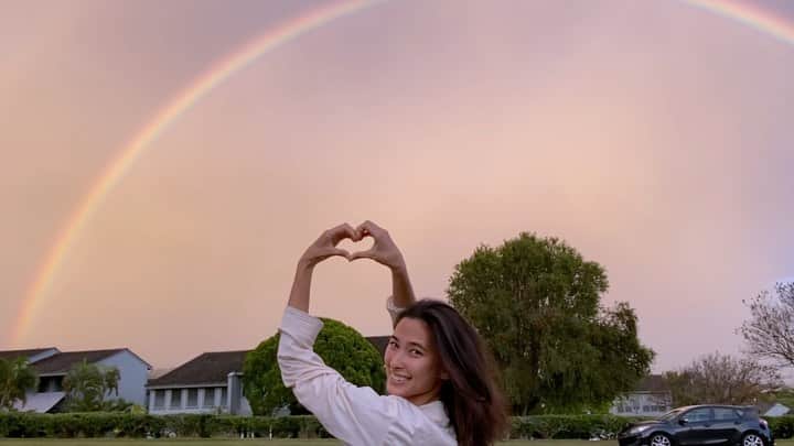 メロディー洋子のインスタグラム：「We’ve been in quarantine at home for a while now and as we were walking yesterday we saw the most beautiful rainbow. I just wanted to share this with you all to brighten your day and to send you lots of love and healing during this time of introspection. We are all in this together. One World, One Love. And without rain there would be no rainbows. 🌈🌈🌈」