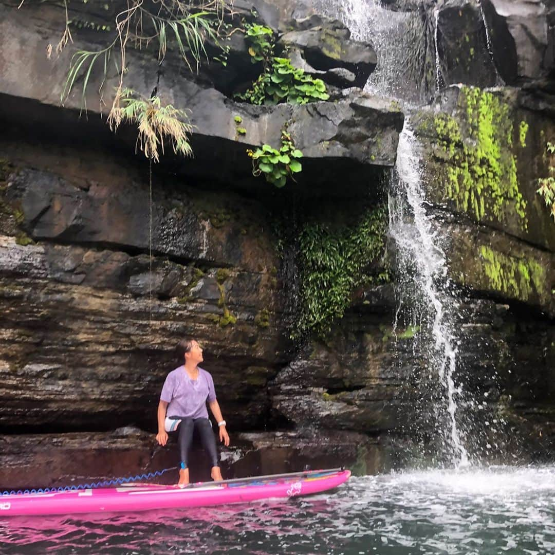 田中律子さんのインスタグラム写真 - (田中律子Instagram)「西表島、マングローブの川をSUPクルージング🏄‍♀️ マングローブの奥には最高な滝があったよ🤩 滝のマイナスイオンたっぷり浴びてリフレッシュ☺️西表島は、海も山も川も自然の宝島❤️ #tokaiケーブルネットワーク  #田中律子の旅するsup  #旅sup  #田中律子  #okinawajapan  #西表島」3月29日 10時46分 - ri2kotanaka