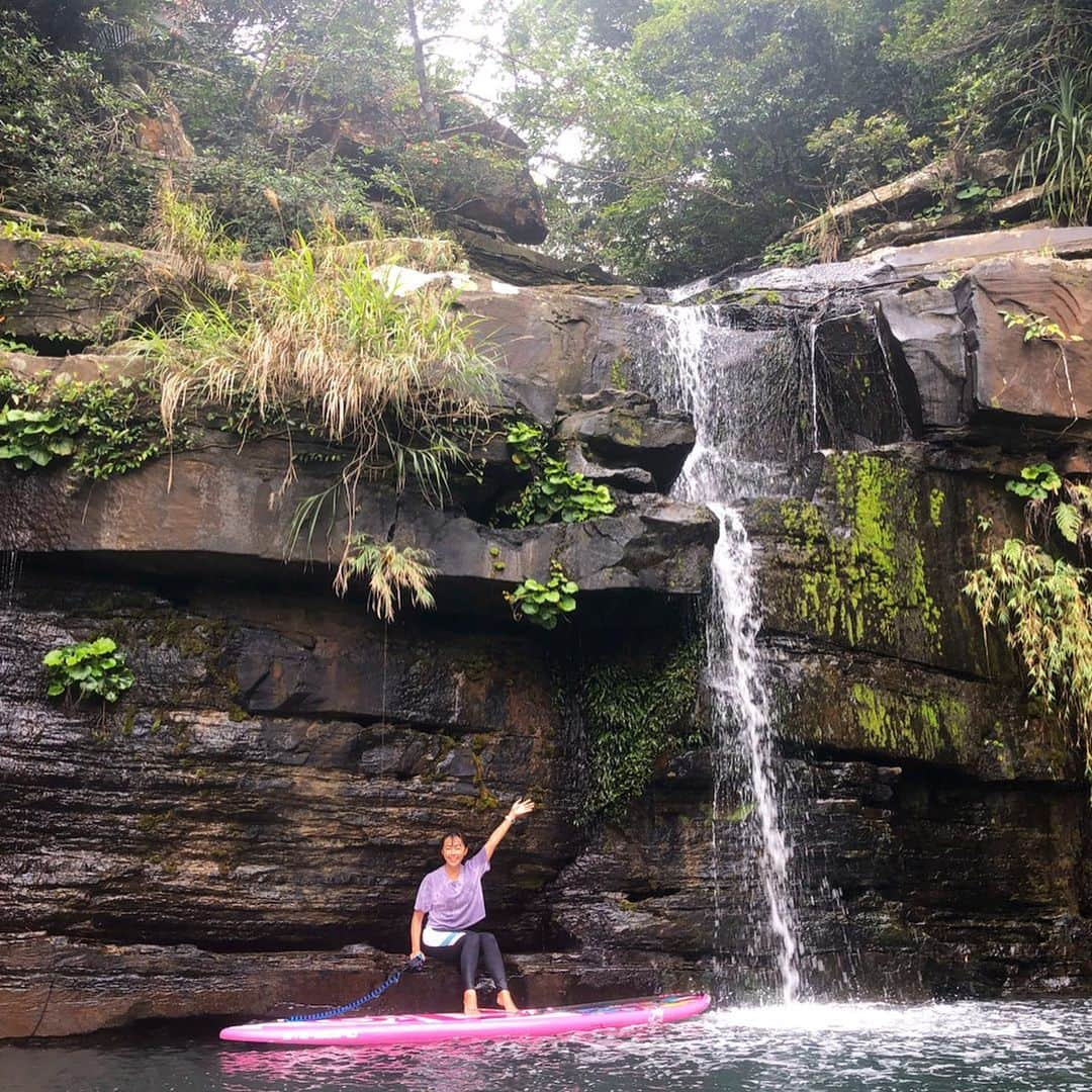 田中律子さんのインスタグラム写真 - (田中律子Instagram)「西表島、マングローブの川をSUPクルージング🏄‍♀️ マングローブの奥には最高な滝があったよ🤩 滝のマイナスイオンたっぷり浴びてリフレッシュ☺️西表島は、海も山も川も自然の宝島❤️ #tokaiケーブルネットワーク  #田中律子の旅するsup  #旅sup  #田中律子  #okinawajapan  #西表島」3月29日 10時46分 - ri2kotanaka