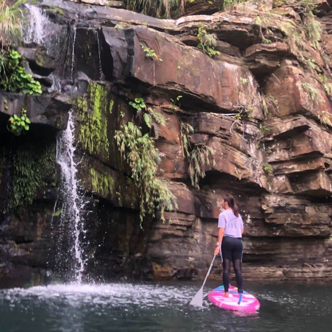 田中律子さんのインスタグラム写真 - (田中律子Instagram)「西表島、マングローブの川をSUPクルージング🏄‍♀️ マングローブの奥には最高な滝があったよ🤩 滝のマイナスイオンたっぷり浴びてリフレッシュ☺️西表島は、海も山も川も自然の宝島❤️ #tokaiケーブルネットワーク  #田中律子の旅するsup  #旅sup  #田中律子  #okinawajapan  #西表島」3月29日 10時46分 - ri2kotanaka