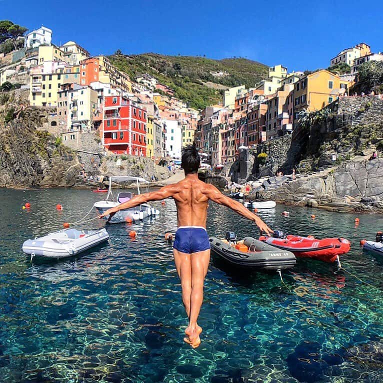 ジェレミー・テンのインスタグラム：「One day we'll all fly again.  Until then I hope everyone is doing their part and staying at home.  My heart is breaking for Italy.  Thoughts and love for a beautiful country. . . #Throwback #Riomaggiore #Italy #Travel」