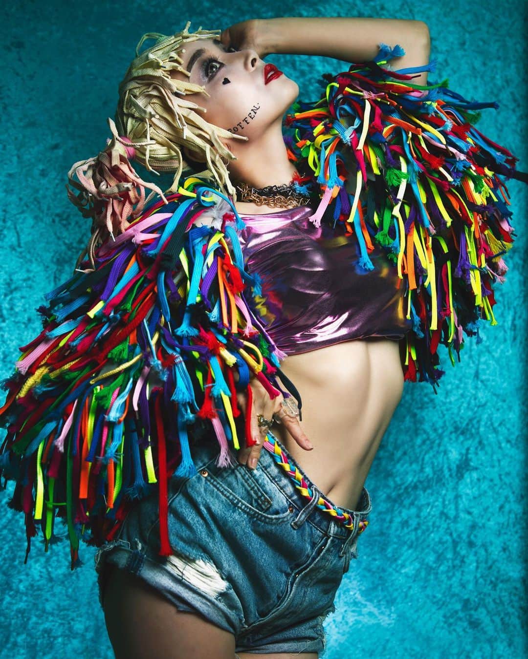 佐々木あさひのインスタグラム：「Harley Quinn Makeup🏴‍☠️🔫🧨💥 Collaboration with my brother @cosgrapher ‼︎ シリーズ化してきました姉弟コラボ。今回はハーレイ・クイン✨またまた面白いものでウィッグを作ってくれたよ👟👟👟 と言うか普通なものじゃ作ってくれないよw あっぱれ！  #harleyquinnmakeup #harleyquinn  #birdsofprey #ハーレイクイン #Shoelace #姉弟コラボ」