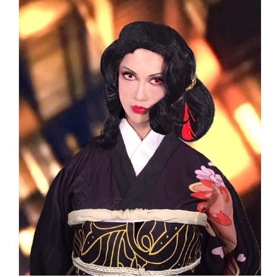 叶姉妹のインスタグラム：「⚜️鬼滅の刃⚜️ファビュラスな鬼舞辻無惨は…、💋✨✨ 私達の愛する大切な皆さん、 ごきげんいかがでしょうか🥰💖 東京は雪が降っておりますね。🌨 ご自愛くださいませ。 さて、 凄く凄くたくさんの皆さんからの 激アツなリクエストがありました 私も大好きなキャラクターで アニメでは26話に女性の姿で とてつもないインパクトで登場しておりますが、 ファビュラスな姉の⚜️鬼舞辻無惨⚜️は、 (私は、以前からほぼそのままだと 思っておりましたが…🤭😝🤫 もちろん、ファビュラスな姉は とてもとても慈悲深く どなたにも優しく謙虚で誠実な究極生命体ですが😉💖) ファビュラスな姉のセクシーな唇を 3色のファンデーションを3度塗りで なるべく小さく唇をマットなダークレッドの口紅を塗り アイブロウのデザインなどのメイクやお着物の着付けも無惨風にしておりますよ。 このような不安定で不穏な時ですので ご一緒に楽しんでいただけましたら 嬉しいですよ。🥰💖 ちなみに、 ご存知でない方のために、 鬼舞辻無惨とは、 漫画『鬼滅の刃』に登場する 超越生物で 「私の好きなものは"不変" 完璧な 状態で永遠に変わらないこと」  千年以上前、 一番最初に鬼になった人喰い鬼の 原種にして首魁。  その血は人間を鬼に変える事ができ、 鬼にさらに血を与えると 力が増強される。 この能力を持つのは、 無惨ただ一人であり、 残忍無慈悲かつ傲慢に生きる怪物 極めて冷酷にして残忍であり人間だけでなく鬼に対してすら一切の慈悲を見せない。 (ピクシブ百科事典) PS.刀剣乱舞の件はまだ追求中ですのでもう少しお待ちくださいね😋💖 #鬼滅の刃　#鬼舞辻無惨 #東京雪 #平和な世界 #amazing #heavenly #バラの香り #precious#fabulous #叶姉妹 #heaven #happy #コミケ #叶 #叶ポージングエクササイズ # peace #peaceful #至福  #幸運 #天使 #女神 #愛するあなたへって」