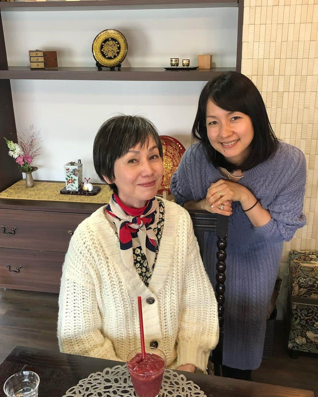 甘糟記子さんのインスタグラム写真 - (甘糟記子Instagram)「2日目お昼から増田のカフェ、しょくでんぷの里へ！  いつもおとりよせネットのお仕事でご一緒するライムさんからオススメしてもらい、現地合流で一緒に行ってきました！  元々自転車屋だった古民家を改装したお店は、内装や外観も素晴らしいけど、こだわりも素晴らしい！！ 地元で採れたお野菜で作った、五目野菜ラーメンとか激ウマで感動！！ 卵サンドかと思ったら、アレルギーの方でも食べられるように卵風サンドだったり(๑>◡<๑) 回鍋肉もお肉を使わず、おからこんにゃく使用！  でも味付けがしっかりしているので、全部満足のいくラインナップで、ぜーんぶ美味しかったです！  ここで1週間くらい毎日ご飯を食べて、身体のリセットをしたい（笑）  息子殿は讃岐うどんのトマトソースを食べたんですが、ブロッコリーや、野菜たっぷりのソースも最後まで綺麗にペロリと食べてました！  ライムさんに素敵なお店を教えていただき、感動！！ ここはまた絶対きます！  増田の街並みも古民家をうまく残した素敵な雰囲気で、これは行く価値ありですね！！ は〜、東京にもお店出して欲しい（笑）  ごちそうさまでした！  #増田#秋田#しょくでんぷの里 #ビーガン#こだわりのお店#美味しすぎる#五目野菜ラーメン#また行きたい#古民家カフェ#japan #akita#masuda」3月29日 11時18分 - norihey924