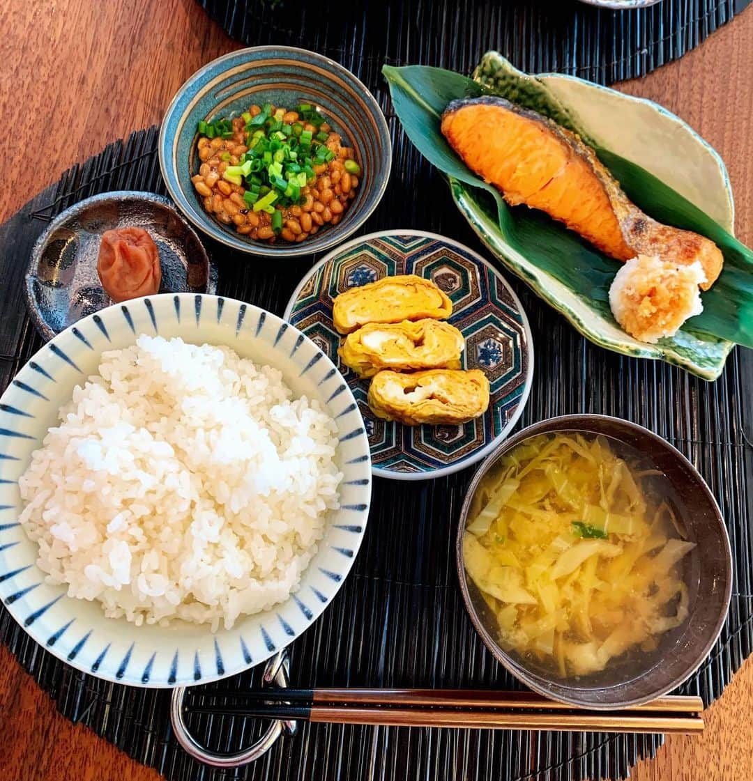 GENKINGの釜飯さんのインスタグラム写真 - (GENKINGの釜飯Instagram)「東京は朝からすごい雪☃️ 雪だとお家にいる人が増えそうだなと安心したり。 そんな朝はいつもより丁寧な朝ごはん🍚  いつもなら、卵焼きも焼き魚も味噌汁も中火から強火でサッと作るけど、お家でゆっくり出来る今は、弱火でじっくり作ったの😌  したら鮭も卵焼きもフワフワで美味しくできた👍  時間のゆとりも大切だね😊 寒いから皆さん暖かくしてね😊❤️ #genkingkitchen」3月29日 11時13分 - genkingkitchen