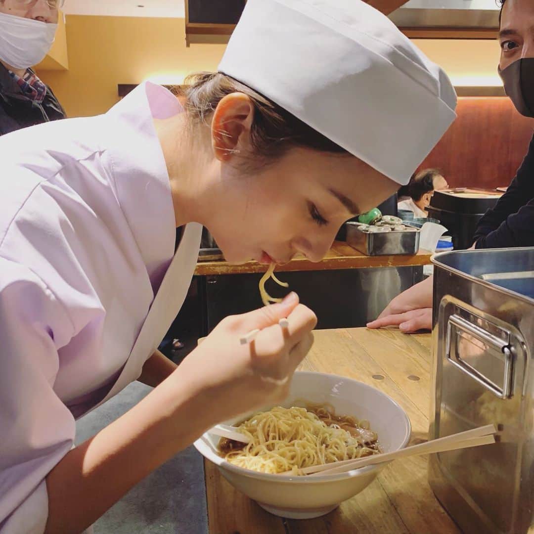 高橋メアリージュンさんのインスタグラム写真 - (高橋メアリージュンInstagram)「I'm in love. I'm having a relationship with RAMEN. . .  撮影で使ったラーメンを裏で食す。 右にいるのはラーメン監修して下さっている勝本の佐藤さん✨佐藤さん！今日もとっても美味しいです🍜ありがとうございます😊 佐藤さんがラーメンを作る姿、手際が素晴らしく良い上に丁寧でとてもカッコいいんですよ😆 ・ ・ 🎥🍜 #行列の女神らーめん才遊記  #行列の女神 #勝本 #ラーメンドラマ #ドラマbiz #4月20日放送 #4月期ドラマ」3月29日 11時27分 - maryjuntakahashi