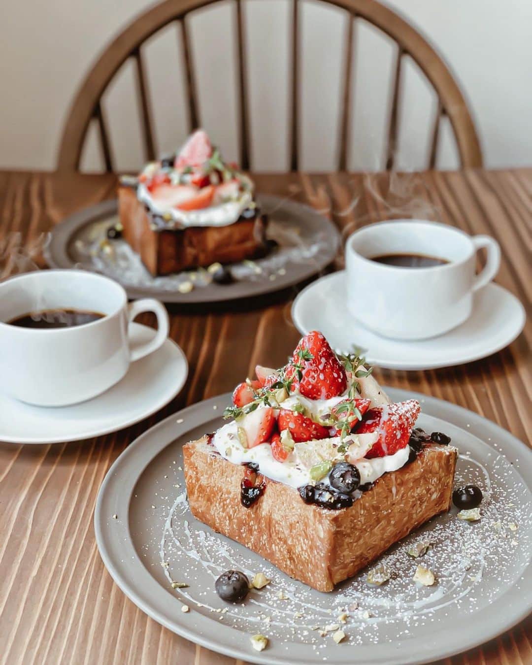 のインスタグラム：「‥ 【とにかく分厚い‼️いちごトースト🍓 これだけで満たされる京都の朝食決定打】 . . 𝑳𝒊𝒈𝒏𝒖𝒎 なんちゃらかんちゃらトースト🍓 とにかく分厚い デニッシュトースト使用 . 綺麗に食べたかったから 手掴み丸かぶり💋がおすすめ♡ . . . . . 他人は自分が思うほど 自分のことを気にしていない🙈 ‥‥‥‥‥‥‥‥‥‥‥‥‥‥‥‥‥‥‥‥‥‥‥‥‥‥‥‥‥‥‥‥‥‥ #lignum#strawberry#retrip_gourmet#retrip_cafe#love#swag#kyoto#kyotocafe##cafemiru#sweets#dessert#instacafe#instafood#instagood#cafestagram#먹스타그램#교토#교토카페#카페스타그램#일상#京都カフェ#東山カフェ#リグナム#カフェ好きな人と繋がりたい #いちごおやつ#トーストアレンジ #京都スイーツ」