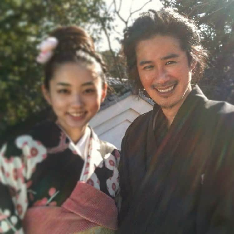 鈴木一真さんのインスタグラム写真 - (鈴木一真Instagram)「おかげさまで、結婚10周年を迎えました⚡︎ Thanks for celebrating our 10th wedding anniversary‼︎ この10年は人生で最高の時間を過ごす事が出来ました。しかしこれからの10年はもっともっと素晴らしい時間にしたいと思います✨  This decade was the best one so far in my life but I want to make the next 10 years even better🌞  #撮影協力 #東映京都撮影所 #結婚10周年 #家族 #絆 #希望 #10thWeddingAnniversary」3月29日 11時23分 - _kazumasuzuki_