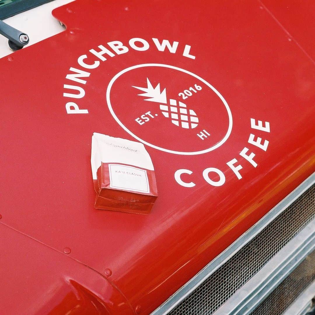 Punchbowl Coffeeのインスタグラム：「Freshly Roasted Beans available at punchbowlcoffee.com ☕️ we are also open 10am-2pm 5pm-8:30pm 🙋🏽‍♂️」