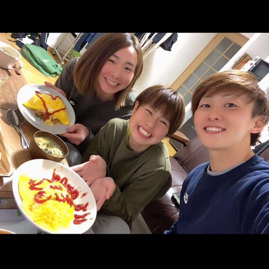 松本真未子のインスタグラム：「. . この前ゆきさんとかのとご飯会🍚🥚🥑🍅🍓🍪 . 2人のトークが面白すぎて疲れるほど爆笑しました🤣❤️ . ご飯も美味しかったと喜んでもらえて作った側も嬉しくなりました😄✨ . 次回はなにかなー？？？ 楽しみ💓 . . #オムライス #ロールキャベツ #アボカドのチョップドサラダ #味噌汁 #クッキー #いちご #コーヒー #ゆきさんはコーヒー飲めないのでカフェオレ」