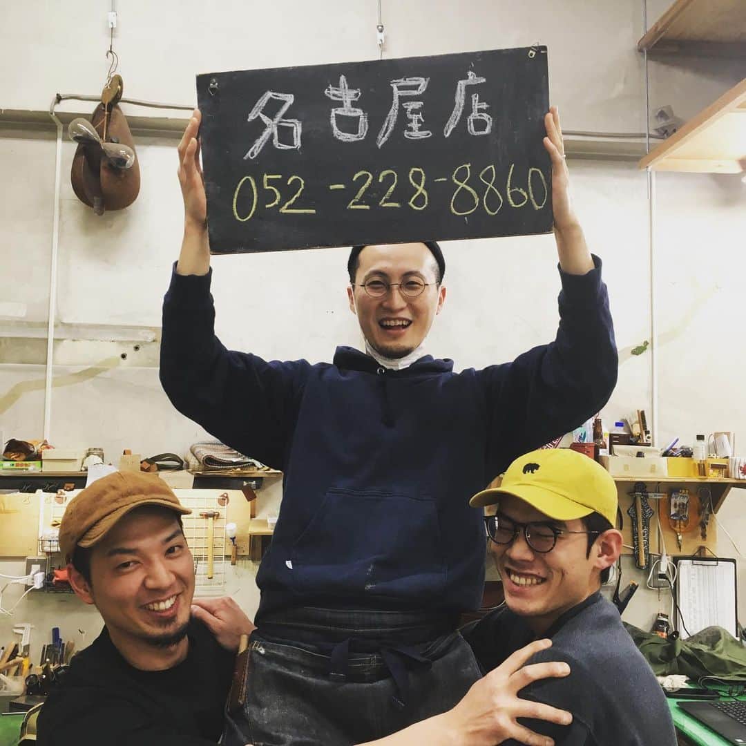 HERZ ヘルツさんのインスタグラム写真 - (HERZ ヘルツInstagram)「good morning☀️💼✨ #ヘルツ仙台店 です。 本日の仙台はとても寒くみぞれが降っています❄️ #ヘルツ本店 #organ #ヘルツ大阪店 #ヘルツ博多店 以上の4店舗は本日臨時休業となりますが、 #ヘルツ仙台店 と#ヘルツ名古屋店 の2店舗は通常通り営業しております！ お気軽にお電話でお問い合わせください✨  動画は今朝の工房です！ご注文品や在庫品をたくさん作ってお待ちしております💼  営業時間12:00〜19:00  #ヘルツ本店 #ヘルツ大阪店 #ヘルツ名古屋店 #ヘルツ博多店 #herz #ヘルツ #ヘルツ仙台店 #herz #herz仙台 #ボディバッグ#ビジネスバッグ #革のバッグ #leatherbag #仙台 #ショルダーバッグ #ミニ鞄」3月29日 11時53分 - herz_bag