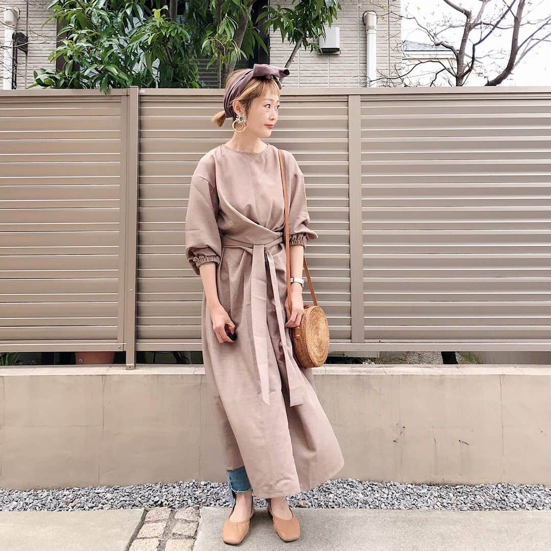 Kikuno Sayumiさんのインスタグラム写真 - (Kikuno SayumiInstagram)「〻beige onepiece〻 ・ ・ ・ @shes_closet のリネンライクリボンワンピース𓂃  これ、シャリ感があってシワが目立ちにくい✨  長めのリボンも可愛い♡♡ ・ ・ 昨日は掃除してたら1日あっという間に経った！ ・ 今日も掃除やご飯作ってたらすぐ時間経ちそうだな😂しかし雪がすごい☃️ ・ ・ それはそうとプリンがやばすぎて帽子やヘアバンドが手放せない😣しばらく美容院行けんやろうな〜  そしてどんどん増えるコロナ患者。お父さんが戦争よりひどいと言ってた。疎開したいけど、学校がどうなるか分からんし習い事、やってる所はやってるんだよな、、悩む😭  onepiece▶ @shes_closet shoes▶ @mode_robe_official pierce▶ @m.noripeee ・ ・ ・ #ファッション#ママ#プチプラコーデ#大人カジュアル#ヘアアレンジ#大人可愛い#ジユジョ #lucrajp#シンプルコーデ#mamagirl#ママリ#ママリファッション#locari#お洒落さんと繋がりたい#ママコーデ#令和ベイビー#男の子ママ#産後ファッション #大人カジュアル#shes_closet#リネンワンピ#ブラウンコーデ」3月29日 11時47分 - sayumikikuno