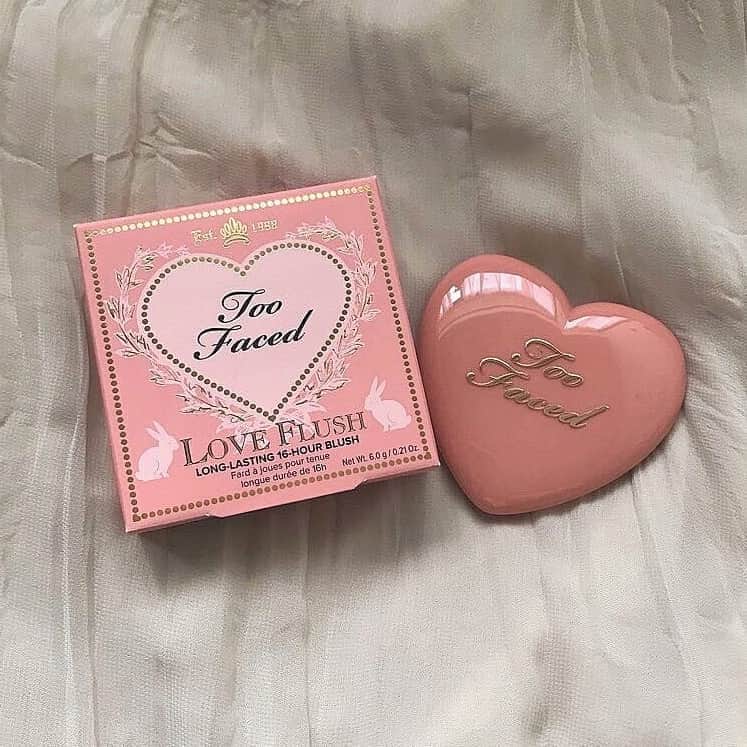 のインスタグラム：「. ハート形のコンパクトが可愛いこちらのチークはToo Faced（トゥー フェイスド）の『ラブ フラッシュ ロングラスティング 16H ブラッシュ』。 まるで恋に落ちたかのようにポッと色づき、約16時間鮮やかな発色が持続します。 コンパクトを開けると見えるウサギの型押しもポイントです♩ . MERYでは他にも「かわいい」に近づくさまざまな情報を発信しています。 @mery.beauty コスメ・美容に特化した情報をお届け♡ @mery_spot 話題のカフェやお出かけスポットをご紹介！ こちらもぜひチェックしてみてください！ .  photo by @yura__0227 @1991.04.15_ . #MERY #regram #cosmetics #makeup #toofaced #cheeks #화장품 #메이크업 #뷰티스타그램 #メイク #美容 #コスメマニア #コスメ購入品 #コスメ好きさんと繋がりたい #おすすめコスメ #コスメ垢 #女子力向上委員会 #トゥーフェイスド #チーク #ラブフラッシュロングラスティング16Hブラッシュ #海外コスメ #ピンクコスメ #ピンク #血色感 #パウダーチーク #血色チーク #お洒落 #お洒落さんと繋がりたい #MERY女子 #メリー」