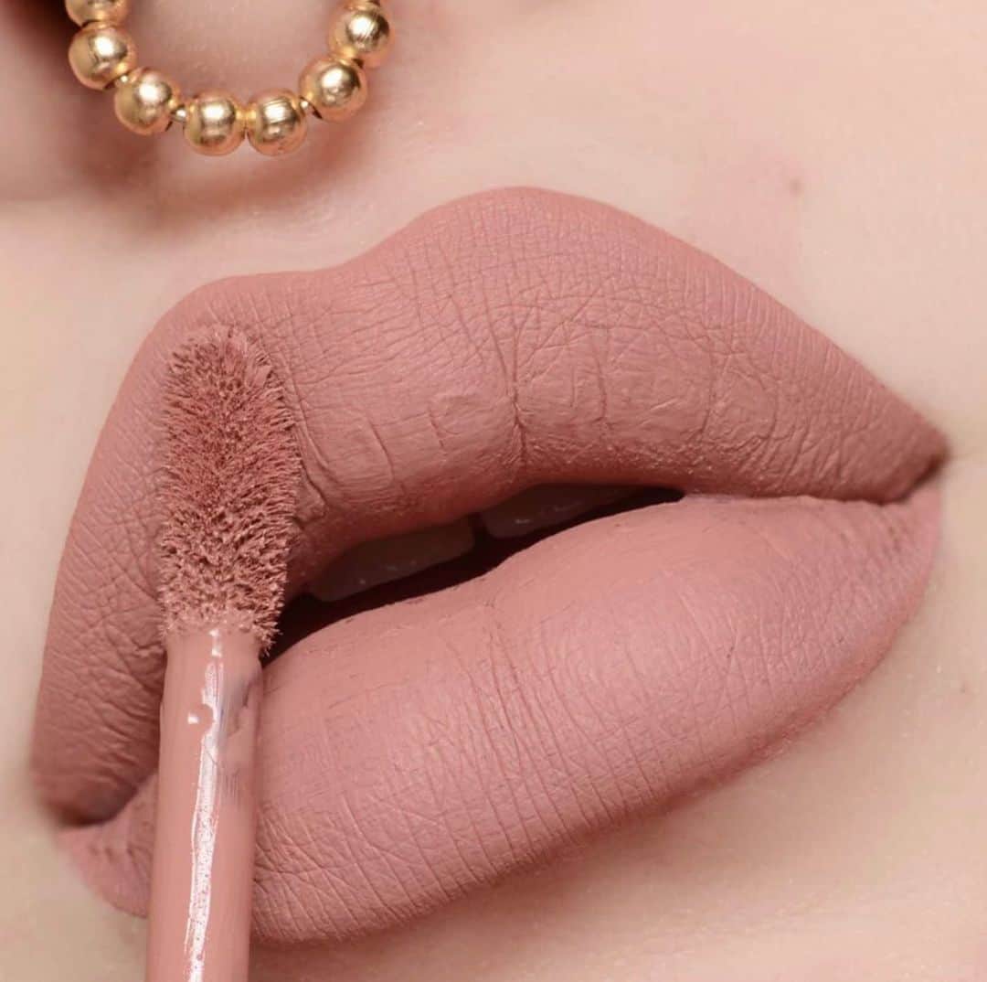 Jeffree Star Cosmeticsさんのインスタグラム写真 - (Jeffree Star CosmeticsInstagram)「Our #velourliquidlipstick in the shade Mannequin is a stunning cool toned nude perfect to wear alone or with your fav liner💗  Lip Swatch by @paulaohenoja 🌟 #jeffreestarcosmetics」3月29日 12時03分 - jeffreestarcosmetics