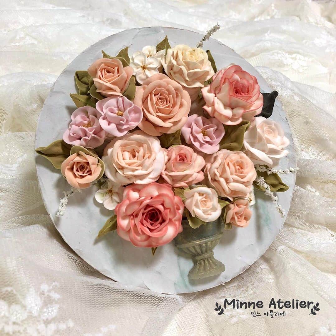 minne_atelierのインスタグラム：「봄이 오나 봄🌸 ⠀ ⠀ ⠀ -•-•-•-•-•-민느 아틀리에-•-•-•-•-•- ⠀ ⠀ •자격증반 •원데이클래스/취미반 •주문제작 ⠀ ⠀ ⠀ ✨카톡ID : minne0320 or DM ⠀ ⠀ ⠀ #minne #민느 #민느아틀리에 #크림클레이플라워 #클레이플라워 #클레이 #플라워 #꽃 #노원공방 #노원크림클레이플라워 #선물 #기념일선물 #축하선물 #주문제작 #원데이클래스」
