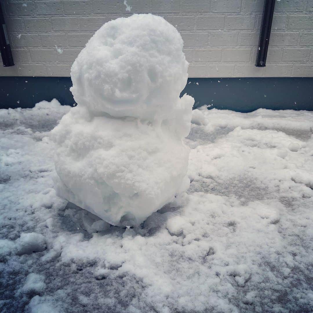 松本英子のインスタグラム：「息子さん、お家のルーフバルコニーで雪だるま⛄️をせっせと作っておりました😆  大粒の雪❄️ 子供は朝からワンちゃんばりに興奮するよねー🐕🤣 #雪だるま #snowman #snow #雪　#東京　#tokyo」