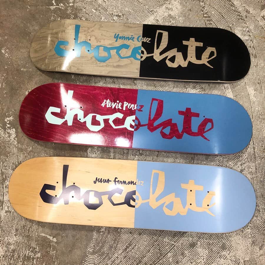 スケートボードのカリフォルニアストリートさんのインスタグラム写真 - (スケートボードのカリフォルニアストリートInstagram)「CHOCOLATE 🍫 からデッキが入荷❣️ (写真2枚目上) Yonnie Cruz モデルの Nice Dreams シリーズと (写真2枚目下) Raven Tershy のニックネーム “COUCH” がプリントされている NICKNAMES シリーズ。 定番ロゴになる OG CHUNK シリーズからユニークで綺麗なステインの見せ方をしている板が登場🤩  @chocolateskateboards #chocolateskateboards #skateboard #skateboarding #skater #カリフォルニアストリートスケーター #カリスト #スケートボード #スケボー #スケーター#californiastreet #calst」3月29日 12時22分 - california_street