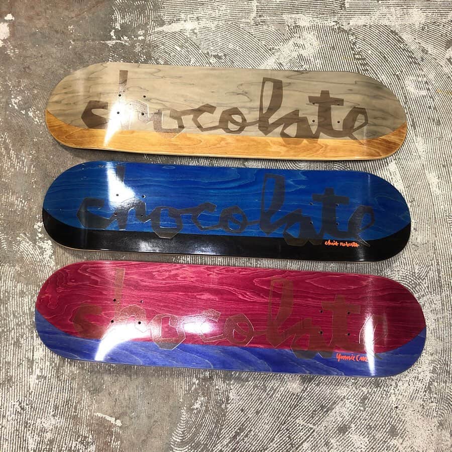 スケートボードのカリフォルニアストリートさんのインスタグラム写真 - (スケートボードのカリフォルニアストリートInstagram)「CHOCOLATE 🍫 からデッキが入荷❣️ (写真2枚目上) Yonnie Cruz モデルの Nice Dreams シリーズと (写真2枚目下) Raven Tershy のニックネーム “COUCH” がプリントされている NICKNAMES シリーズ。 定番ロゴになる OG CHUNK シリーズからユニークで綺麗なステインの見せ方をしている板が登場🤩  @chocolateskateboards #chocolateskateboards #skateboard #skateboarding #skater #カリフォルニアストリートスケーター #カリスト #スケートボード #スケボー #スケーター#californiastreet #calst」3月29日 12時22分 - california_street