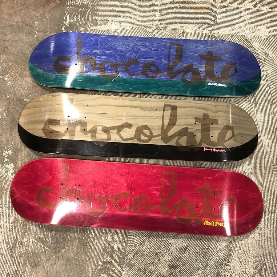スケートボードのカリフォルニアストリートさんのインスタグラム写真 - (スケートボードのカリフォルニアストリートInstagram)「CHOCOLATE 🍫 からデッキが入荷❣️ (写真2枚目上) Yonnie Cruz モデルの Nice Dreams シリーズと (写真2枚目下) Raven Tershy のニックネーム “COUCH” がプリントされている NICKNAMES シリーズ。 定番ロゴになる OG CHUNK シリーズからユニークで綺麗なステインの見せ方をしている板が登場🤩  @chocolateskateboards #chocolateskateboards #skateboard #skateboarding #skater #カリフォルニアストリートスケーター #カリスト #スケートボード #スケボー #スケーター#californiastreet #calst」3月29日 12時22分 - california_street