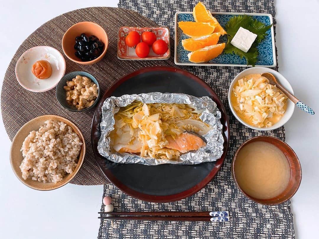 中村江莉香さんのインスタグラム写真 - (中村江莉香Instagram)「#お家ランチ #erica_cook 👩‍🍳 #追いタルタル 🤤🤤💓 朝は軽めだったのでお昼はガッツリ定食❤️🍚 #シャケのホイル焼き 付け合わせは春のキャベツ〜新玉を〜🥰🌸#旬のものを頂く 🥰 手作りタルタルで止まらない。笑 #玄米 は#もち麦 #アマランサス 入りだよ\( ˆoˆ )/💛 ・ #stayhome #お家時間 #タルタルソース作り #はちみつタルタル #お家時間 #家cafe #ごちそうさまでした #美味しいご飯 #手料理 #梅干し #納豆 #黒豆 #トマト #オレンジ #しそチーズ #鮭のホイル焼き #お味噌汁 #クッキング #和定食 #美味しい青汁 #おすすめの青汁 #ストーリーズup #詳しくはストーリーズ ✅一つ前の記事、、、完全にミスで削除してしまいました😢コメントくださった方すみません。まだ見れていませんでした😭😭」3月29日 12時24分 - erica_nakamura