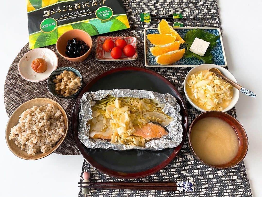 中村江莉香さんのインスタグラム写真 - (中村江莉香Instagram)「#お家ランチ #erica_cook 👩‍🍳 #追いタルタル 🤤🤤💓 朝は軽めだったのでお昼はガッツリ定食❤️🍚 #シャケのホイル焼き 付け合わせは春のキャベツ〜新玉を〜🥰🌸#旬のものを頂く 🥰 手作りタルタルで止まらない。笑 #玄米 は#もち麦 #アマランサス 入りだよ\( ˆoˆ )/💛 ・ #stayhome #お家時間 #タルタルソース作り #はちみつタルタル #お家時間 #家cafe #ごちそうさまでした #美味しいご飯 #手料理 #梅干し #納豆 #黒豆 #トマト #オレンジ #しそチーズ #鮭のホイル焼き #お味噌汁 #クッキング #和定食 #美味しい青汁 #おすすめの青汁 #ストーリーズup #詳しくはストーリーズ ✅一つ前の記事、、、完全にミスで削除してしまいました😢コメントくださった方すみません。まだ見れていませんでした😭😭」3月29日 12時24分 - erica_nakamura